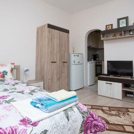 Ferienwohnung Lynn'S Oasis-Ocean Touch In Core Downtown Burgas City Exterior foto