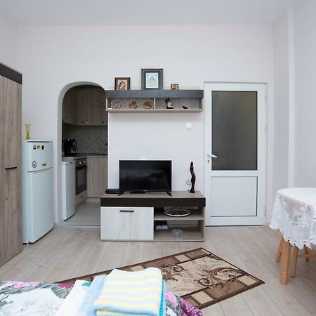 Ferienwohnung Lynn'S Oasis-Ocean Touch In Core Downtown Burgas City Exterior foto