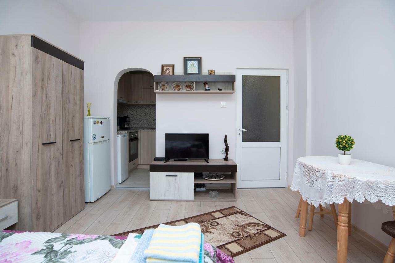 Ferienwohnung Lynn'S Oasis-Ocean Touch In Core Downtown Burgas City Exterior foto