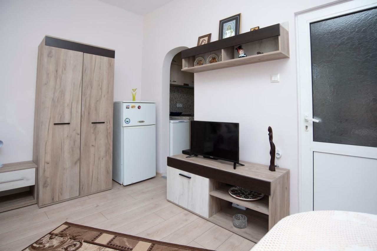 Ferienwohnung Lynn'S Oasis-Ocean Touch In Core Downtown Burgas City Exterior foto